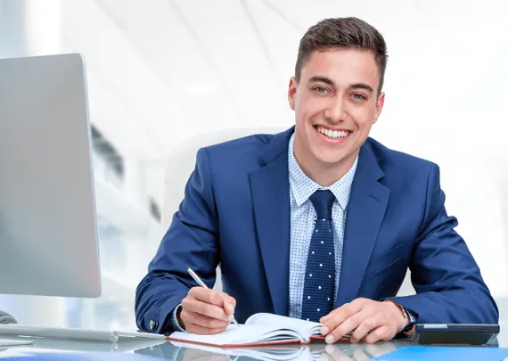 Finanzassistent am Schreibtisch, beim Notieren